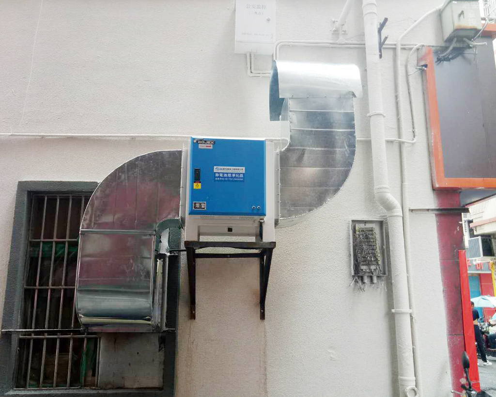 油煙凈化器安裝在酒店的外墻上。.png