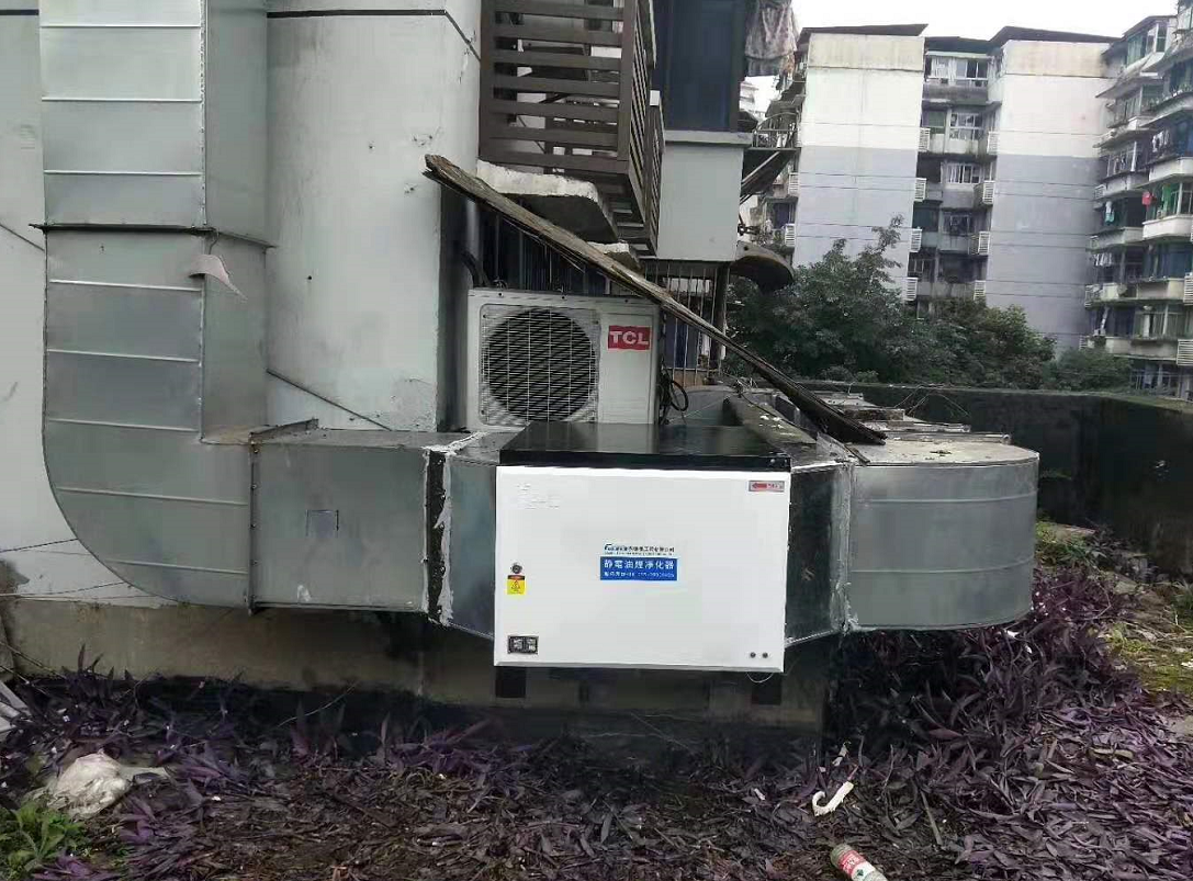 油煙凈化器安裝在地面上。.png